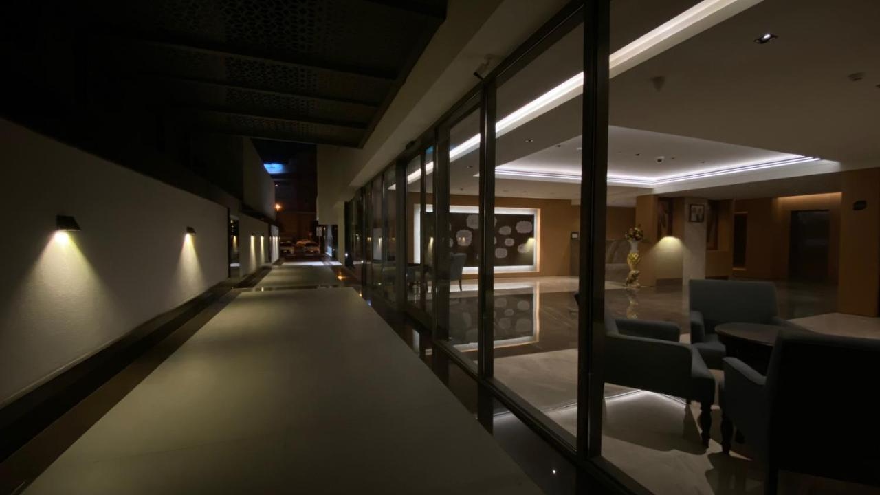 Sitara Hotel Apartment Дубай Екстериор снимка